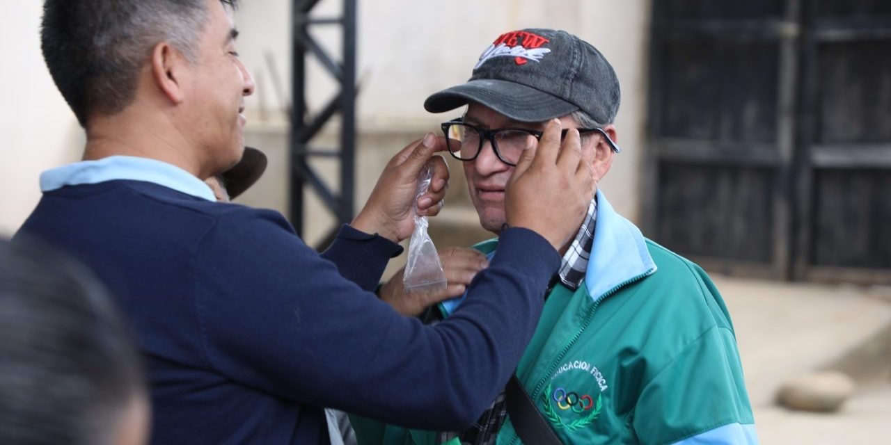 GOBERNACIÓN ENTREGA PLACAS Y LENTES A ADULTOS MAYORES EN VALLEGRANDE