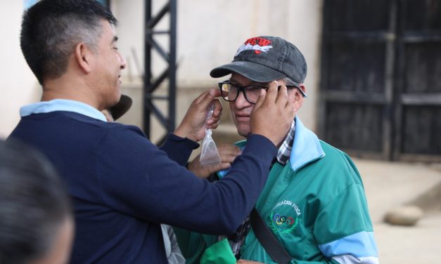 GOBERNACIÓN ENTREGA PLACAS Y LENTES A ADULTOS MAYORES EN VALLEGRANDE