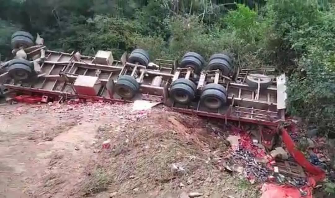 CAMIÓN CON CERVEZA SE EMBARRANCA CERCA DE MAIRANA