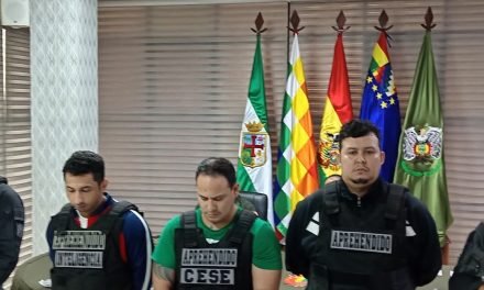 POLICÍAS DE INTELIGENCIA ARRESTA A TRES JÓVENES CON FUSIL AR-15