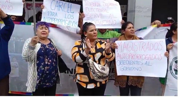 EVISTAS MARCHAN HASTA EL TED EXIGIENDO LA HABILITACIÓN DE EVO MORALES COMO CANDIDATO