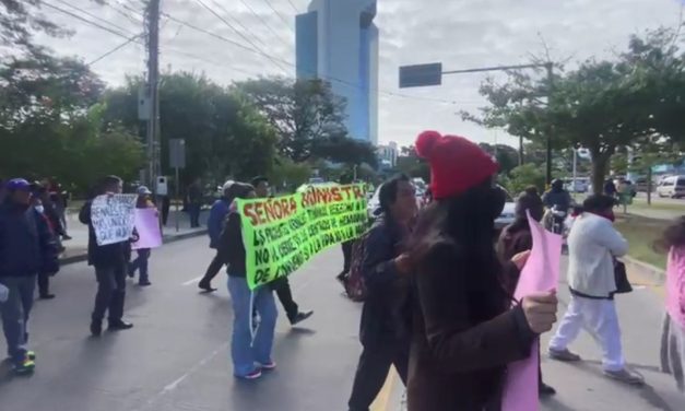 PACIENTES RENALES MARCHAN EXIGIENDO PAGOS ATRASADOS A CENTROS DE DIÁLISIS
