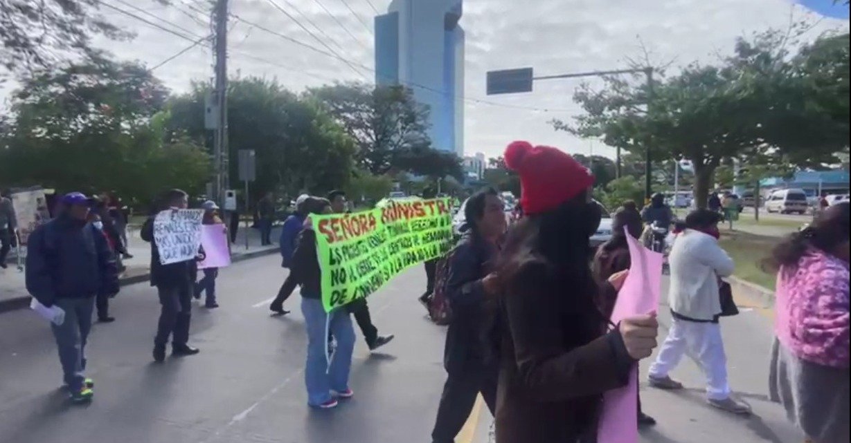 PACIENTES RENALES MARCHAN EXIGIENDO PAGOS ATRASADOS A CENTROS DE DIÁLISIS