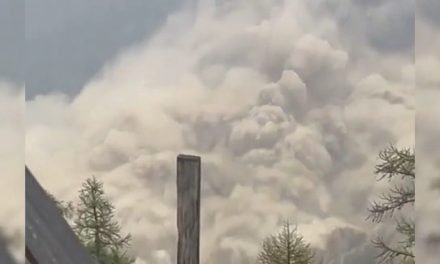 EL COLAPSO DEL GLACIAR SUIZO SEPULTÓ UN PUEBLO, DEJÓ Y AMENAZA CON MÁS INUNDACIONES