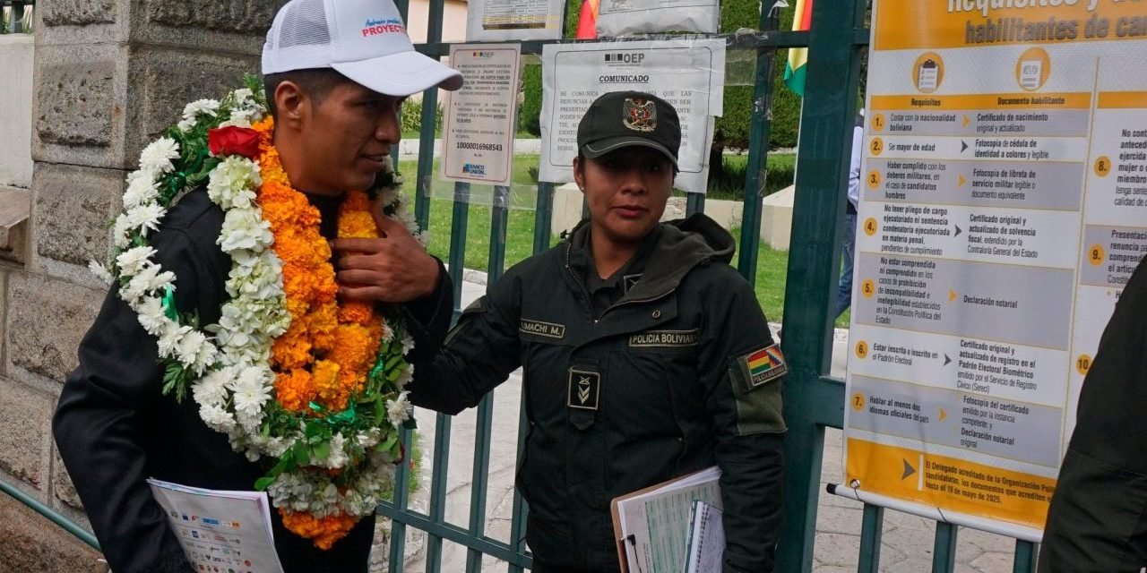 ANDRÓNICO LLEGA AL TSE PARA FORMALIZAR SU POSTULACIÓN Y DENUNCIA “INSTRUMENTALIZACIÓN” DE LA JUSTICIA