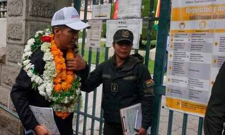 ANDRÓNICO LLEGA AL TSE PARA FORMALIZAR SU POSTULACIÓN Y DENUNCIA “INSTRUMENTALIZACIÓN” DE LA JUSTICIA