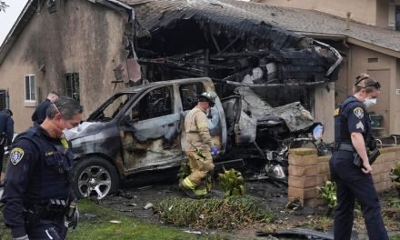 TERRIBLE DEVASTACIÓN DEJÓ EL DESPLOME DE UN AVIÓN EN SAN DIEGO