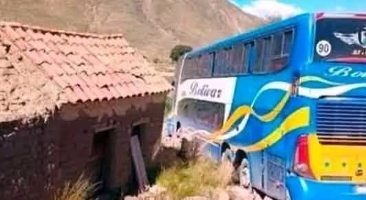 CHOFER DE BUS DE PASAJEROS SE DUERME Y SE EMBARRANCA EN LA CARRETERA ORURO – POTOSI