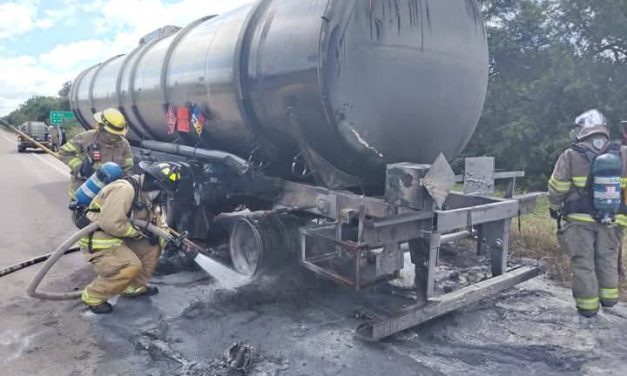 BOMBEROS CONTROLAN INCENDIO DE CAMIÓN CISTERNA CARGADO CON DIÉSEL