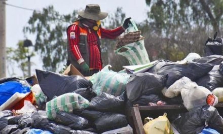 COCHABAMBA SOPORTA 14 DÍAS CON BASURA Y ADJUDICAN EL MANEJO A NUEVA EMPRESA