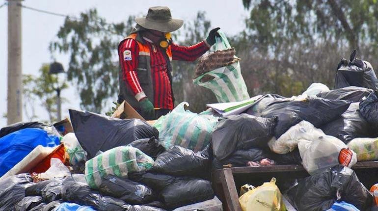 COCHABAMBA SOPORTA 14 DÍAS CON BASURA Y ADJUDICAN EL MANEJO A NUEVA EMPRESA