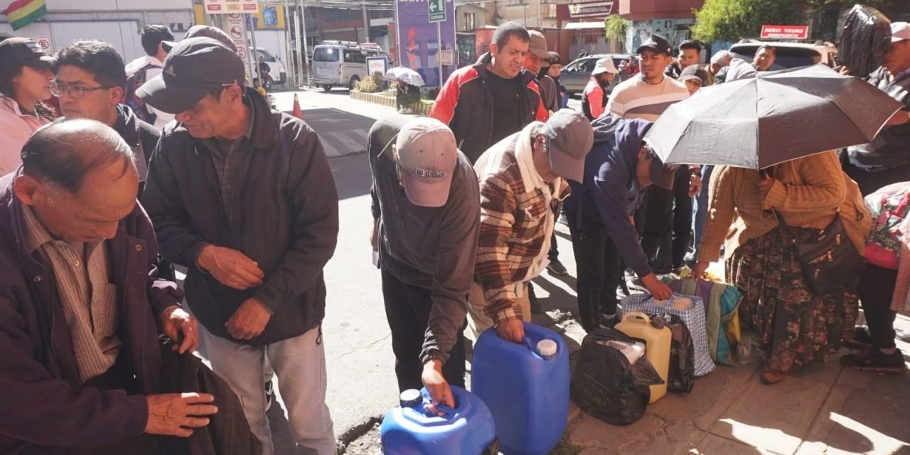 CONTINUA LAS INTERMINABLES FILAS POR COMBUSTIBLES