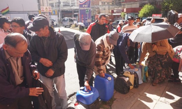 CONTINUA LAS INTERMINABLES FILAS POR COMBUSTIBLES