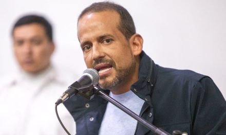 CAMACHO RECHAZA ACUSACIONES DE VETOS Y DICE QUE NO HACE POLÍTICA “EN LAS SOMBRAS”