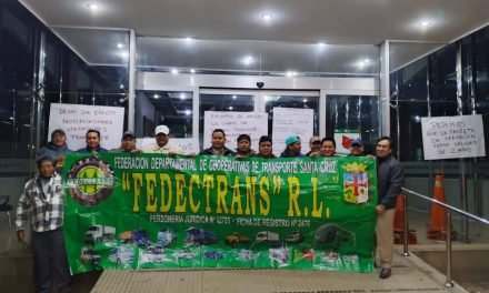 CHOFERES BLOQUEAN LA GOBERNACIÓN EXIGEN ELIMINAR LA TARJETA DE CONDUCTOR Y NIVELAR PASAJES