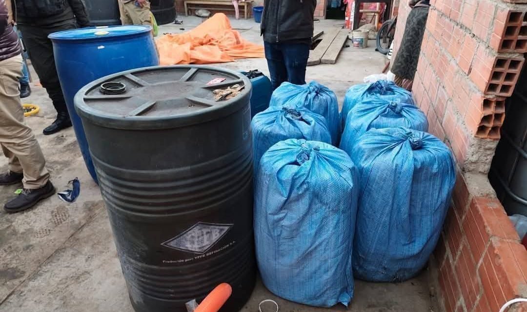 DESMANTELAN CENTRO DE ACOPIO ILEGAL CON 7.000 LITROS DE DIÉSEL EN EL ALTO