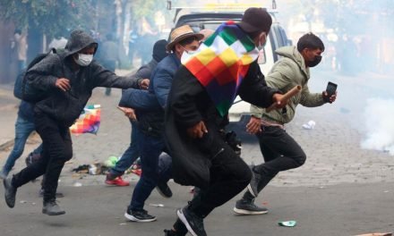 26 DETENIDOS Y A CUATRO POLICÍAS HERIDOS EN PROTESTAS “EVISTAS” EN LA PAZ