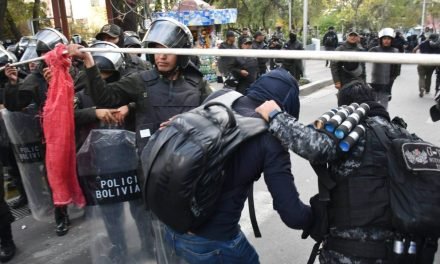 POLICÍAS DISPERSAN MARCHA “EVISTA” EN LA PAZ