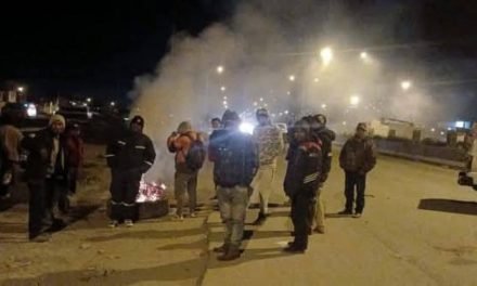TRANSPORTISTAS BLOQUEAN CAMINO A LAJA POR LA FALTA DE COMBUSTIBLE