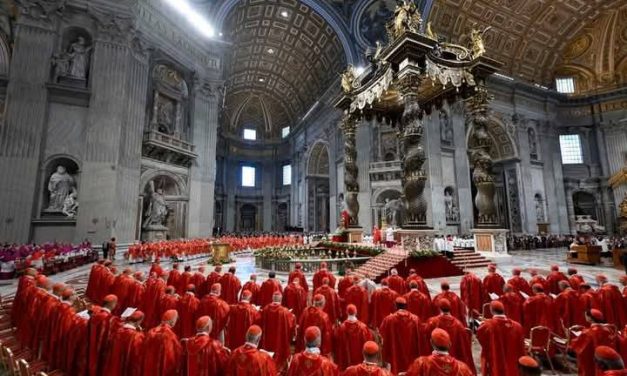 EN LA MISA PREVIA, EL CARDENAL DECANO DEL VATICANO PIDIÓ ELEGIR “AL PAPA QUE LA HUMANIDAD NECESITA”