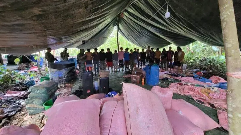 DESTRUYEN 7 FÁBRICAS DE COCAÍNA Y APREHENDEN A 19 PERSONAS EN VILLA TUNARI