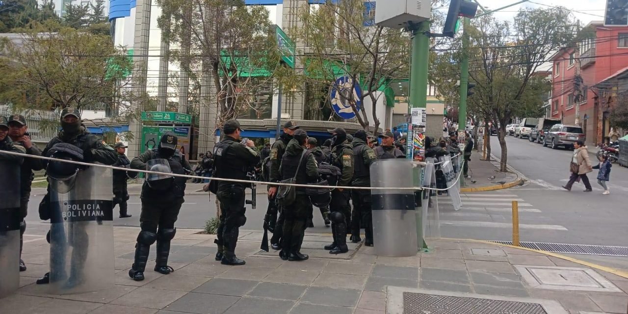 PLAZA ABAROA CON RESGUARDO POLICIAL ANTE AMENAZA ‘EVISTA’