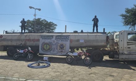 SECUESTRAN CISTERNA CON 24.000 LITROS DE COMBUSTIBLE Y APREHENDE A 4 PERSONAS