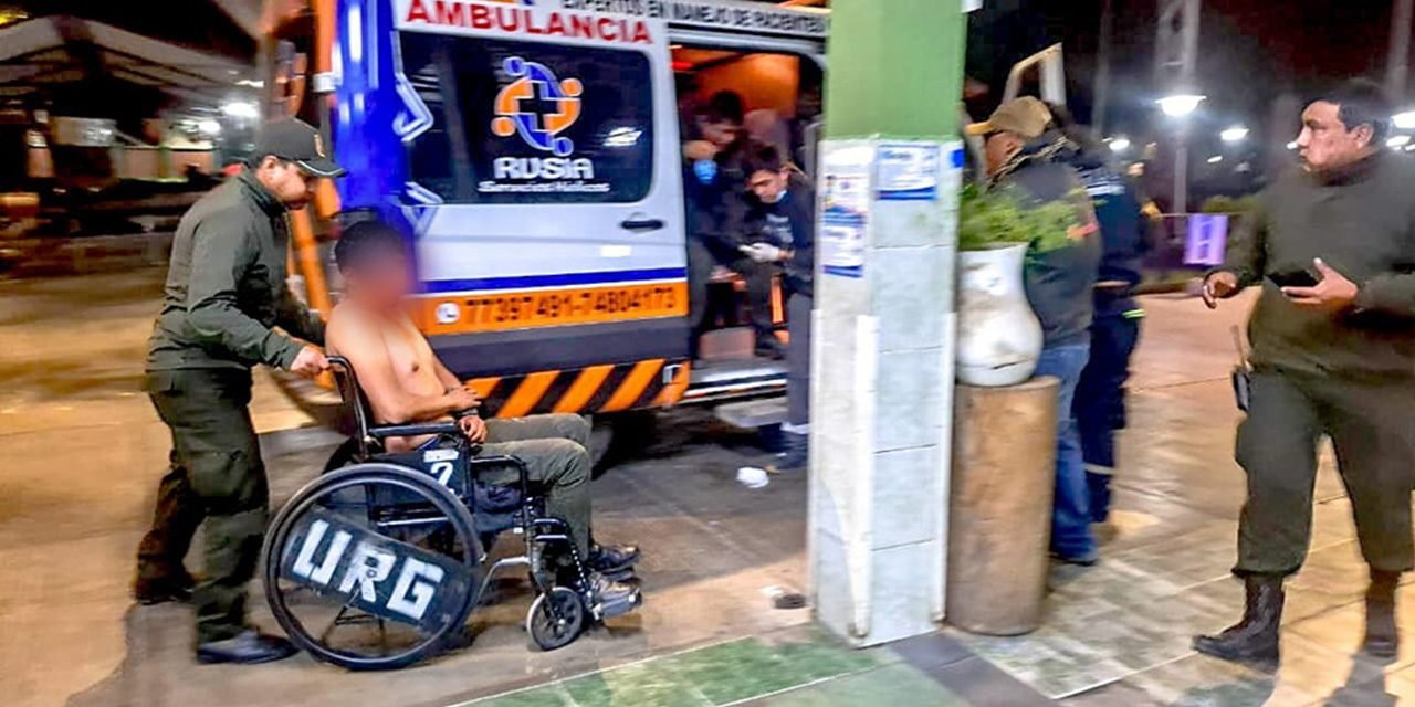 BLOQUEADORES AFINES A EVO MORALES AGREDEN A POLICÍAS Y ATACAN AMBULANCIA