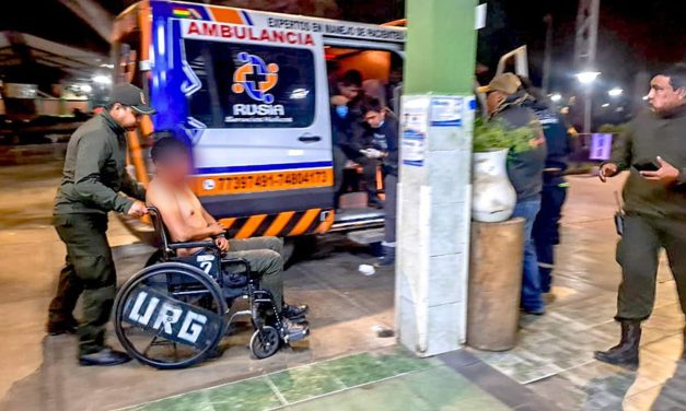 BLOQUEADORES AFINES A EVO MORALES AGREDEN A POLICÍAS Y ATACAN AMBULANCIA