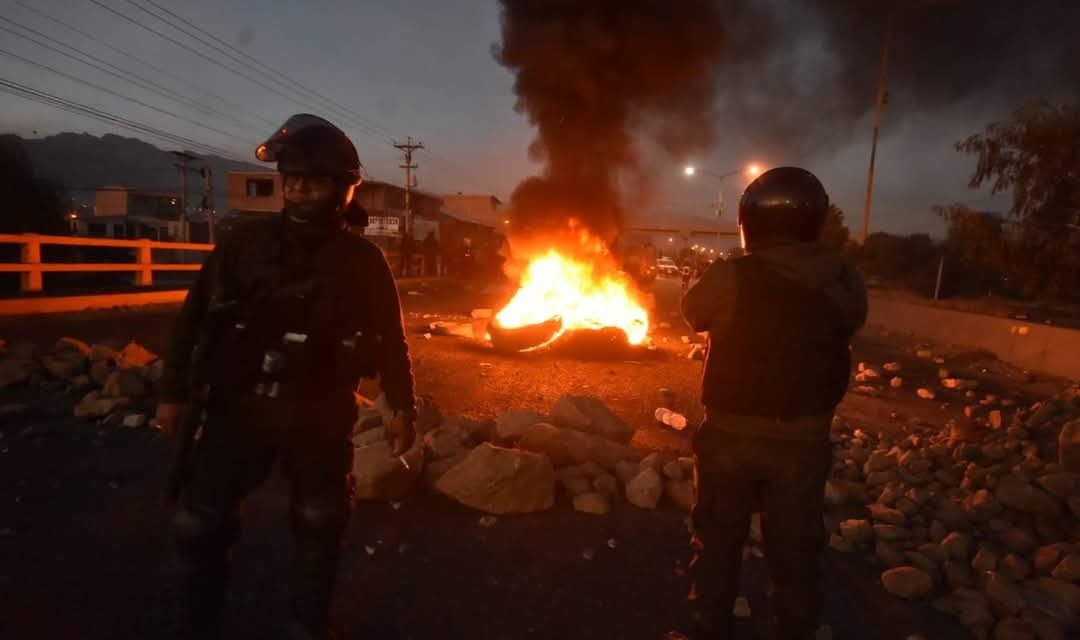 POLICÍAS USAN GASES LACRIMÓGENOS Y DESBLOQUEAN PUENTE KHORA