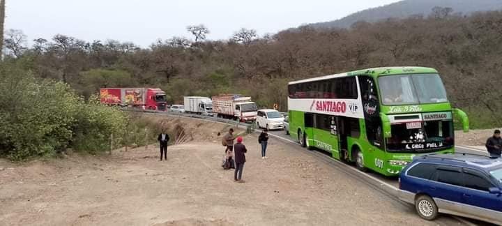 HAY 27 BLOQUEOS EN EL PAÍS Y EN SANTA CRUZ INSTALAN AL MENOS TRES PUNTOS