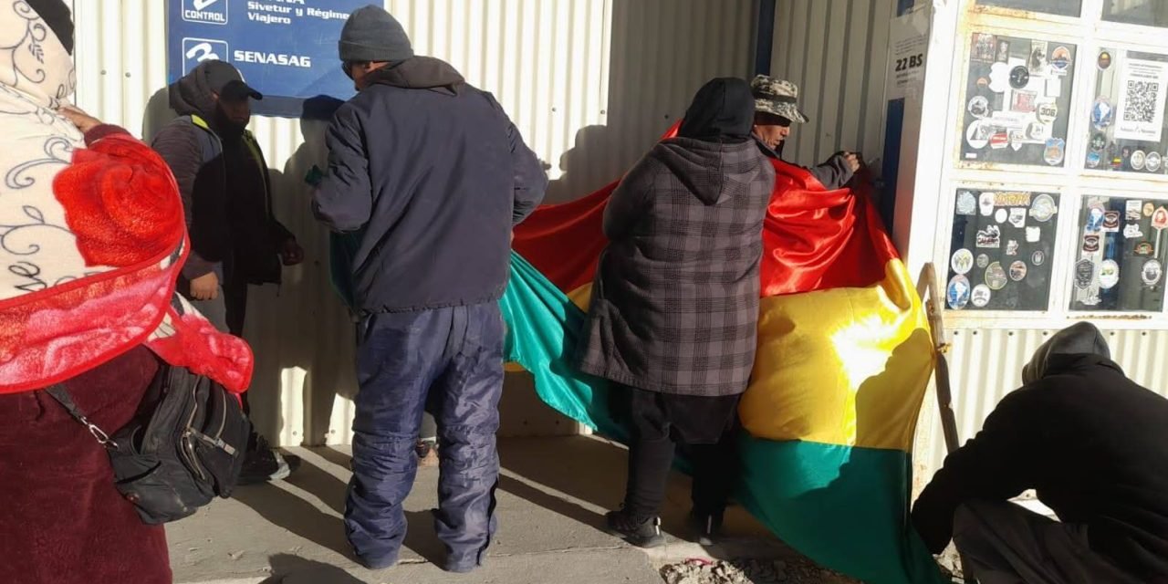 POBLADORES TOMAN ADUANA NACIONAL Y MIGRACIÓN EN SAN PEDRO DE QUEMES