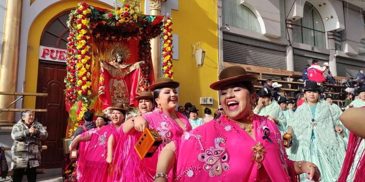 GRUPOS FOLKLÓRICOS  INICIAN LA ENTRADA DEL GRAN PODER EN LA PAZ