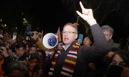 DUNN ENTREGA DOCUMENTOS  AL TSE Y DICE QUE CUMPLIÓ CON TODOS REQUISITOS