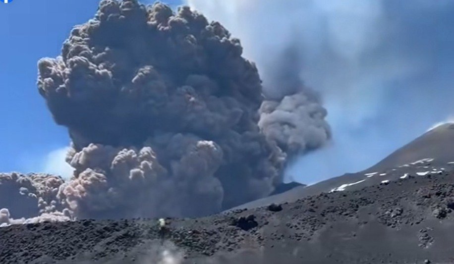 EL ETNA VOLVIÓ A ENTRAR EN ERUPCIÓN Y GENERÓ ALERTA EN SICILIA