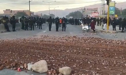 POLICÍA DESPEJA BLOQUEO DE SEGUIDORES DE EVO MORALES EN SIPE SIPE