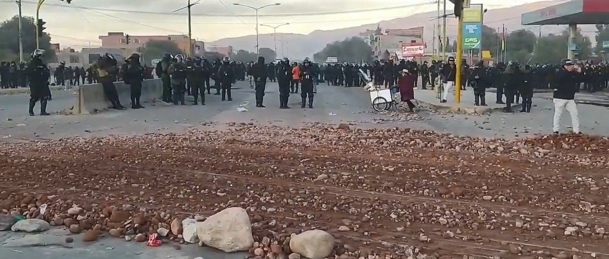 POLICÍA DESPEJA BLOQUEO DE SEGUIDORES DE EVO MORALES EN SIPE SIPE