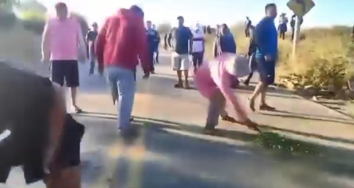 CONDUCTORES Y POBLADORES CANSADOS, DESBLOQUEAN CARRETERA EN AIQUILE