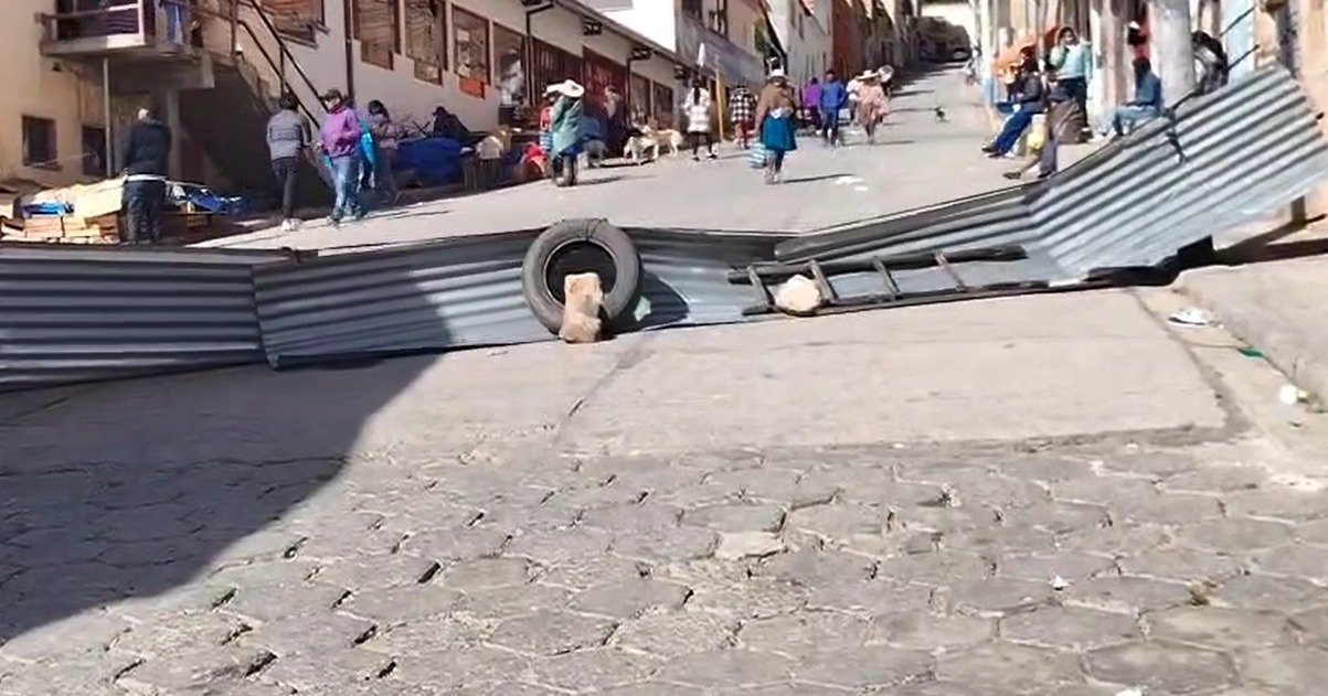 LLALLAGUA AMANECE CON BARRICADAS TRAS VIOLENTOS ENFRENTAMIENTOS 
