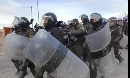 REFUERZO POLICIAL LLEGA A LLALLAGUA ACOMPAÑADO DE COMUNARIOS