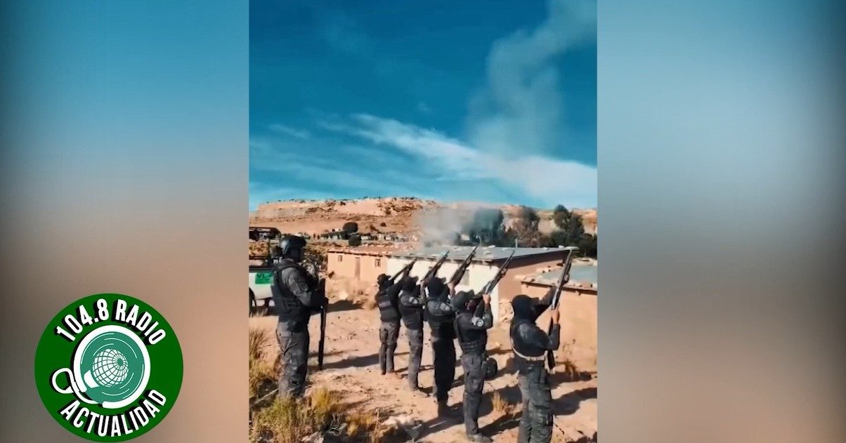 EMOTIVO HOMENAJE A LOS CUATRO POLICÍAS CAÍDOS EN LLALLAGUA Y COCHABAMBA