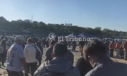 MILES DE ARGENTINOS COLAPSAN EL CRUCE A BERMEJO PARA REALIZAR SUS COMPRAS EN BOLIVIA