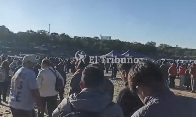 MILES DE ARGENTINOS COLAPSAN EL CRUCE A BERMEJO PARA REALIZAR SUS COMPRAS EN BOLIVIA