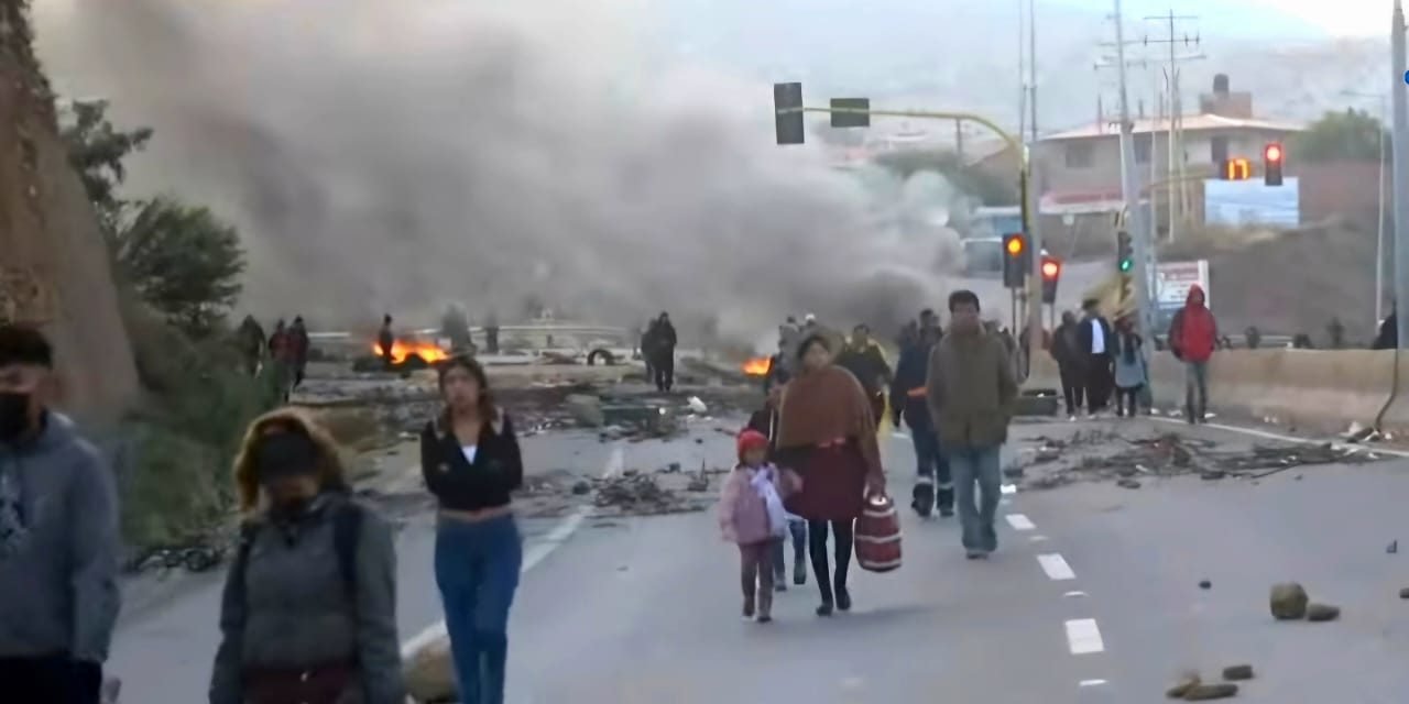 BLOQUEAN NUEVAMENTE  CARRETERA AL VALLE ALTO DE COCHABAMBA