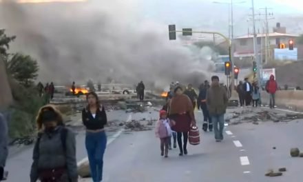 BLOQUEAN NUEVAMENTE  CARRETERA AL VALLE ALTO DE COCHABAMBA