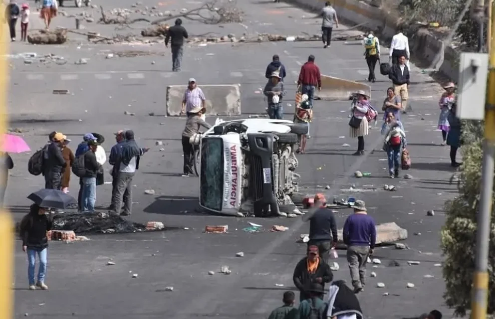 DÍA 8 DEL BLOQUEO EVISTA: COCHABAMBA SIGUE AISLADA Y EL PAÍS CONTINÚA TENSIONADO