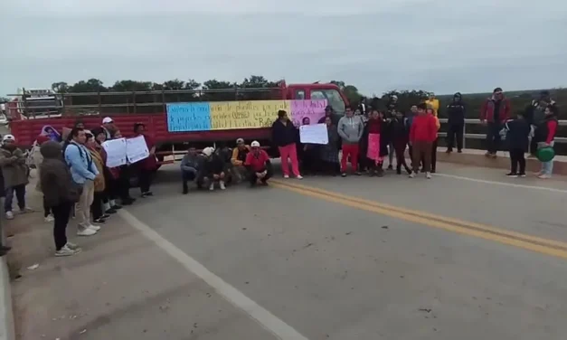 POBLADORES BLOQUEAN LA RUTA SANTA CRUZ – ARGENTINA PARA EXIGIR EL PAGO DE UNA OBRA