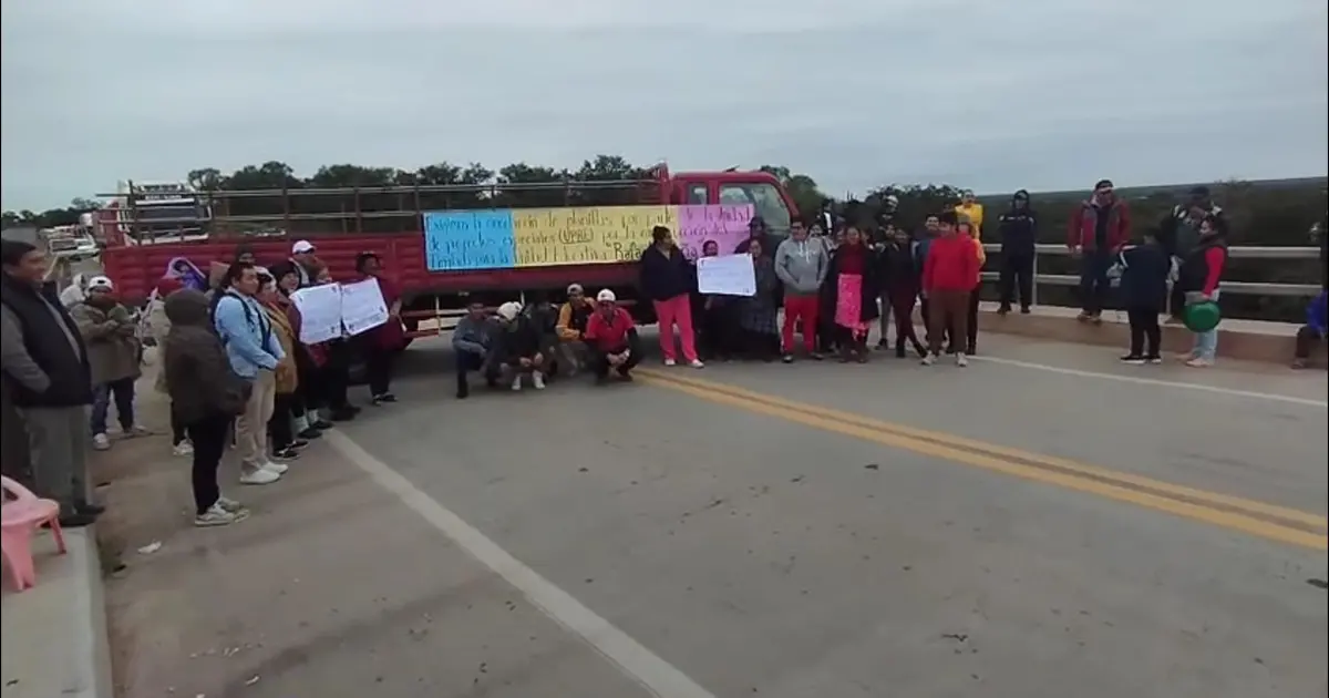 POBLADORES BLOQUEAN LA RUTA SANTA CRUZ – ARGENTINA PARA EXIGIR EL PAGO DE UNA OBRA