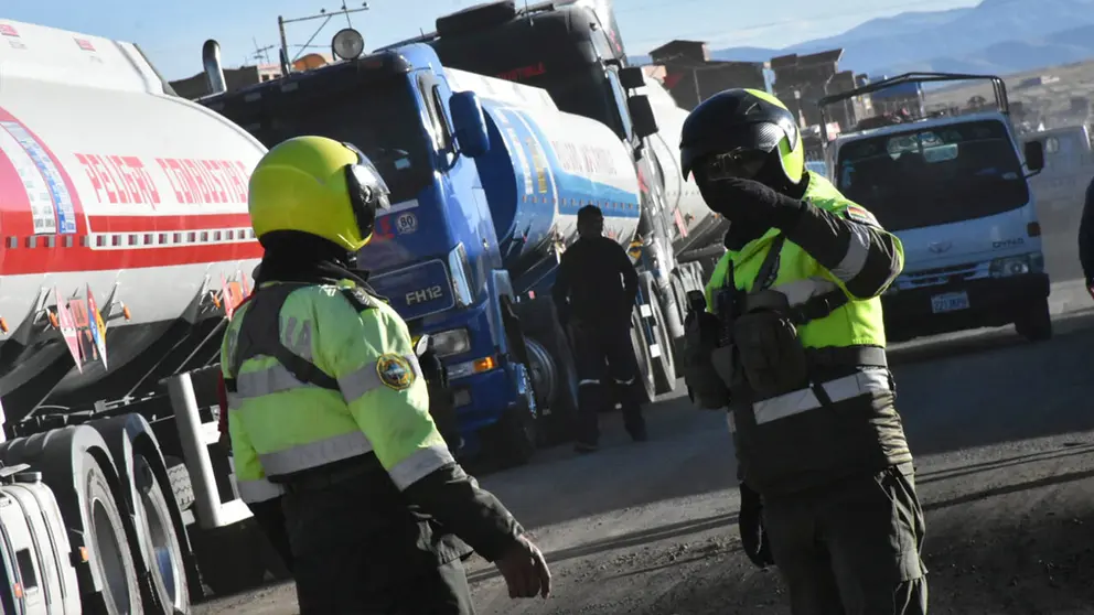 POLICÍA ESCOLTA TRASLADO DE 31 CISTERNAS A LA PAZ
