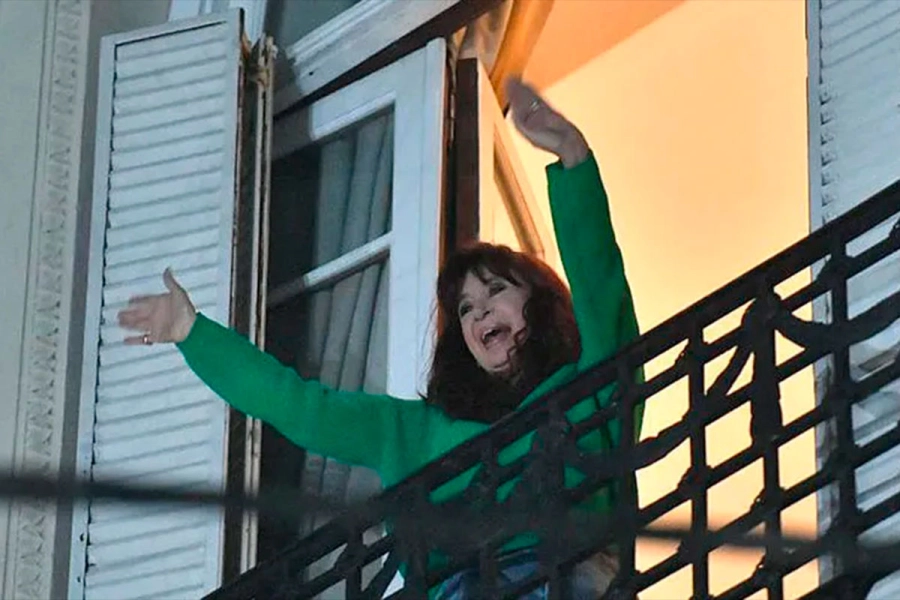 CRISTINA FERNÁNDEZ SALE AL BALCÓN POR PRIMERA VEZ DESDE QUE ESTÁ EN PRISIÓN DOMICILIARIA